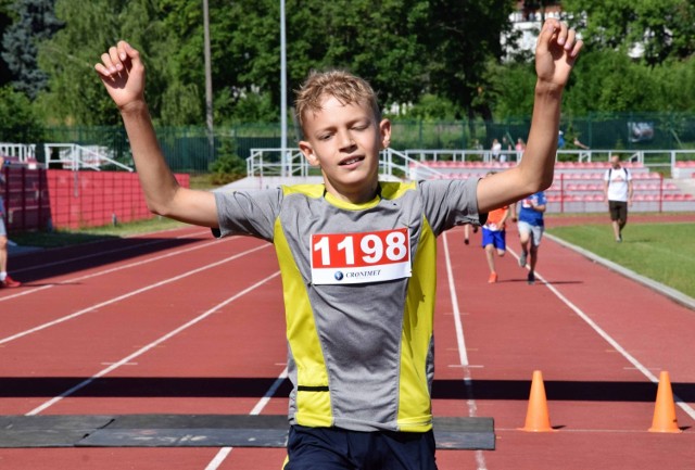 Na Stadionie im. Inowrocławskich Olimpijczyków w biegach na dystansach od 100 do 100 metrów rywalizowały dzieci i młodzież. Zawody towarzyszyły biegowemu cyklowi Four Colours Grand Prix Inowrocławia - Blue Run