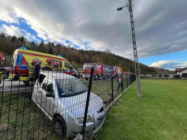 Samochód osobowy zderzył się z pociągiem na niestrzeżonym przejeździe kolejowym w Barcicach