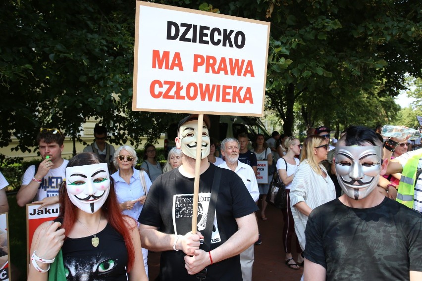 Protest antyszczepionkowców w Warszawie. Nie chcą szczepień...