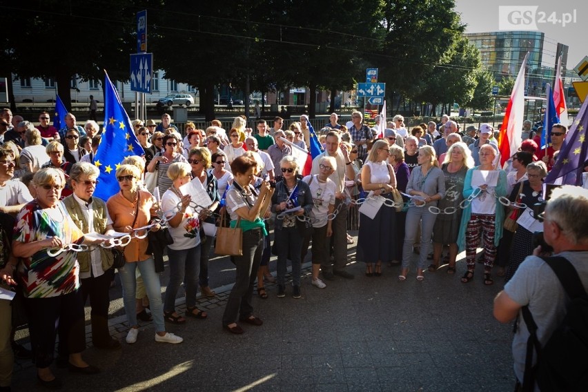 Protest KOD na Placu Żołnierza w Szczecinie [ZDJĘCIA, WIDEO]