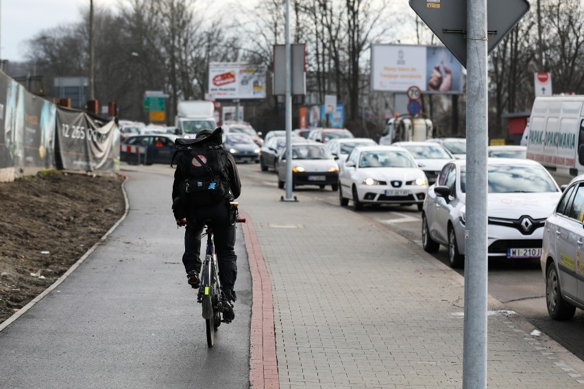 Prace na Kamieńskiego skutecznie zablokowały dojazd do ronda...