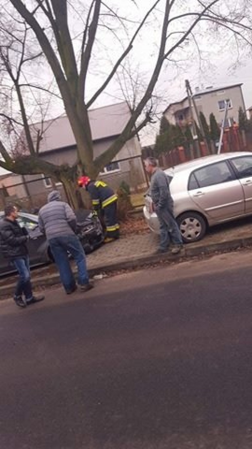 Zderzenie dwóch aut na ulicy Bytomskiej w Siewierzu [ZDJĘCIA]