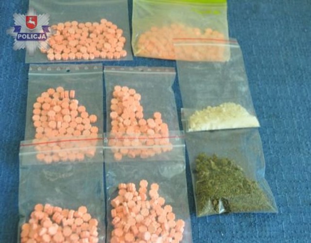 Policjanci w jednej z szafek znaleźli
i zabezpieczyli blisko 600 sztuk tabletek ekstazy oraz niewielkie ilości marihuany i metamfetaminy