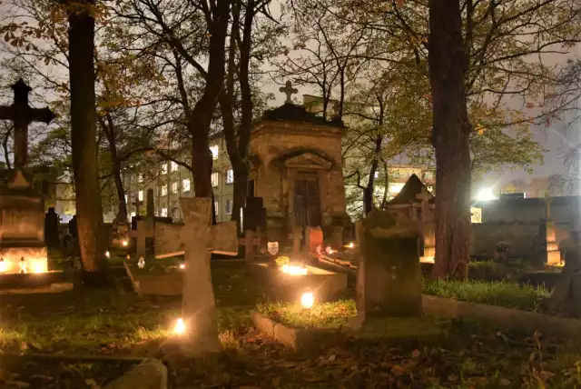 Cmentarze na kaliskiej Rogatce. Zobacz, jak wyjątkowo wyglądają nocą