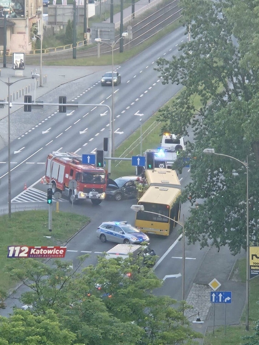 Autobus wjechał w osobówkę. Trzy pasy ruchu w kierunku Katowic zablokowane