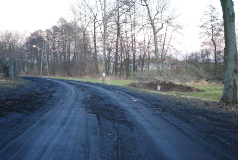 Mieszkańcy Zygmuntowa w gminie Śmigiel skarżą się na fatalny stan drogi [zdjęcia]