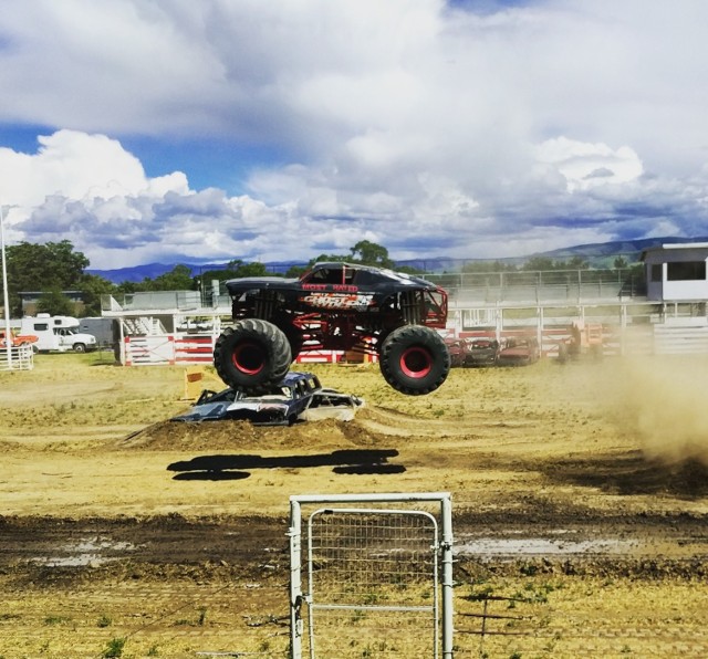 Pracowała w banku, teraz oferuje przejażdżki... monster truckami