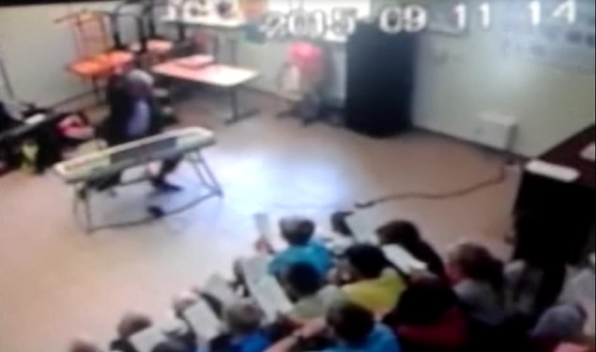  Nauczyciel muzyki rzuca batutą w dziecko. Za to został skazany ZOBACZ WIDEO 