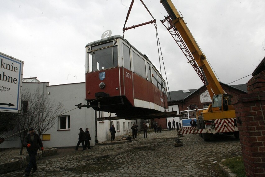 Osiem lat temu legnicki tramwaj trafił do zajezdni MPK, miał stanąć w centrum miasta, zdjęcia