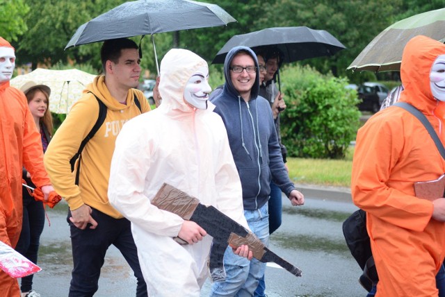 Fatalna, deszczowa pogoda nie odstraszyła radomskich studentów chcących wziąć udział w barwnym korowodzie ulicami miasta. Trasa co prawda została skrócona, ale tym sposobem zainaugurowano najważniejsze święto studentów - Juwenalia. 

 

