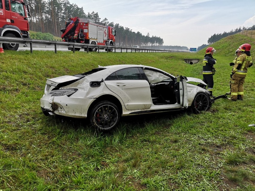 Powiat nowotomyski.Wypadek luksusowego Mercedesa na autostradzie A2 [ZDJĘCIA]