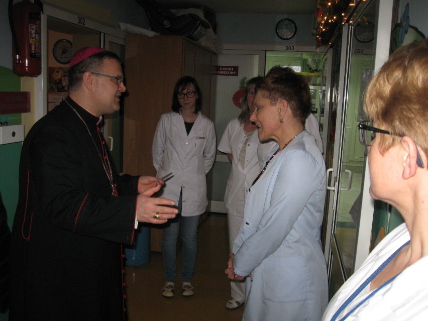 Biskup Wiesław Śmigiel odwiedził pacjentów i personel...