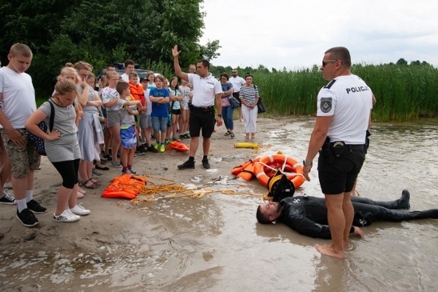 Dziś policjanci, strażacy, strażnicy miejscy i "wodniacy" będą uczyć dzieci bezpiecznych zachowań nad wodą i nie tylko - wszystko w ramach akcji której celem jest poprawa bezpieczeństwa uczniów podczas letnich wakacji.