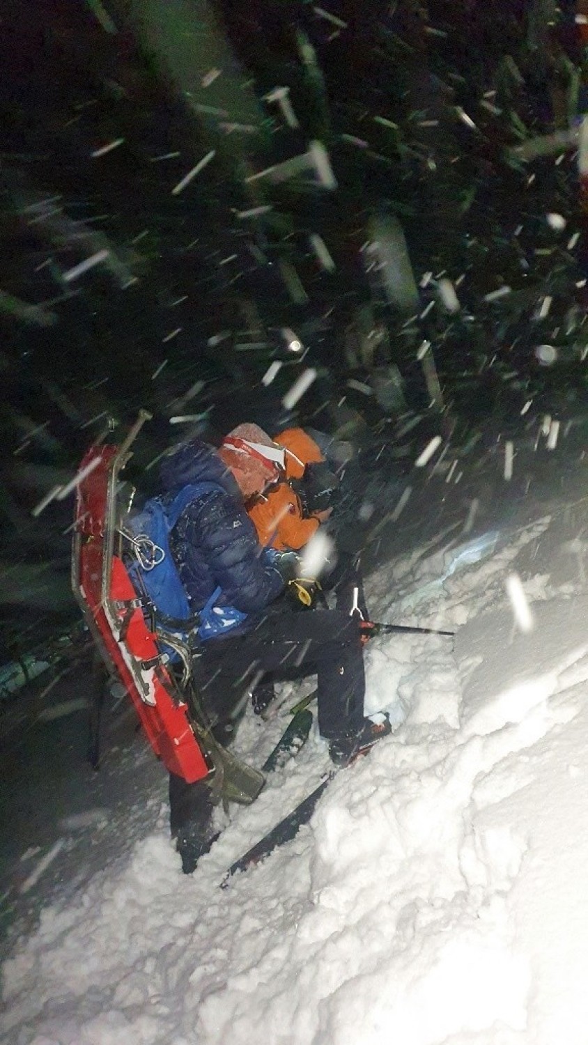 Tatry. Lawina zabiła dwóch narciarzy skitourowych. Trzeci się uratował. Wykopywał się spod śniegu trzy godziny