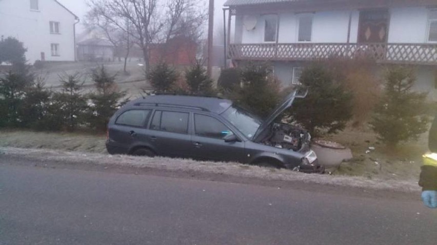 Wypadek w Królowej Górnej. Samochód wpadł w poślizg i potrącił 17-latkę [ZDJĘCIA]