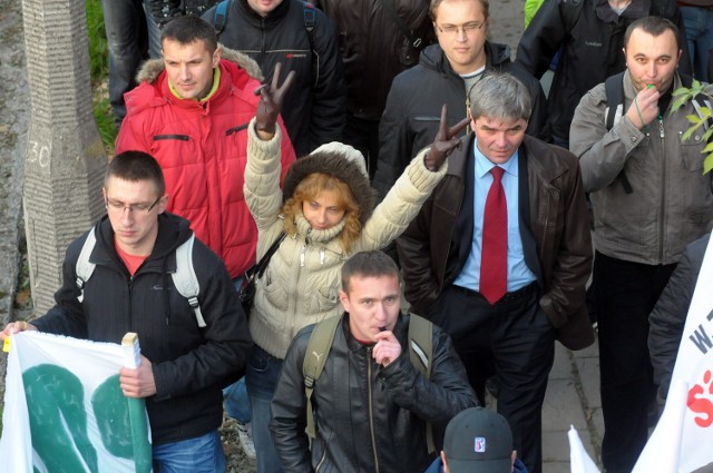 - Mam 32 lata pracy i na czysto zarabiam 2 tysiące, a spłacam trzy kredyty i to jest za mało, żeby utrzymać rodzinę - tłumaczył nam Mirosław Krawczyk, uczestnik demonstracji. - Nasza firma prosperuje bardzo dobrze, ma duże zamówienia i stać ją na podwyżki - tłumaczył. Przyznał, że strajkować zaczął drugiego dnia protestu. - Na początku wydawało mi się, że to nic nie da. Teraz uważam inaczej - mówił.