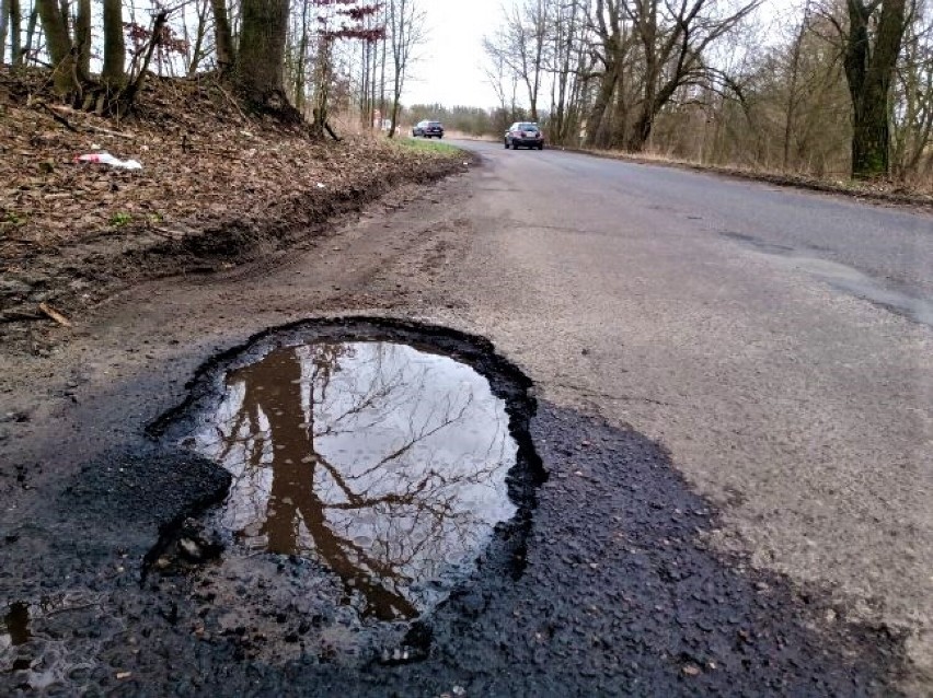 Mieszkańcy Marszewa czekają na remont drogi. "Dziurawa jak ser szwajcarski"