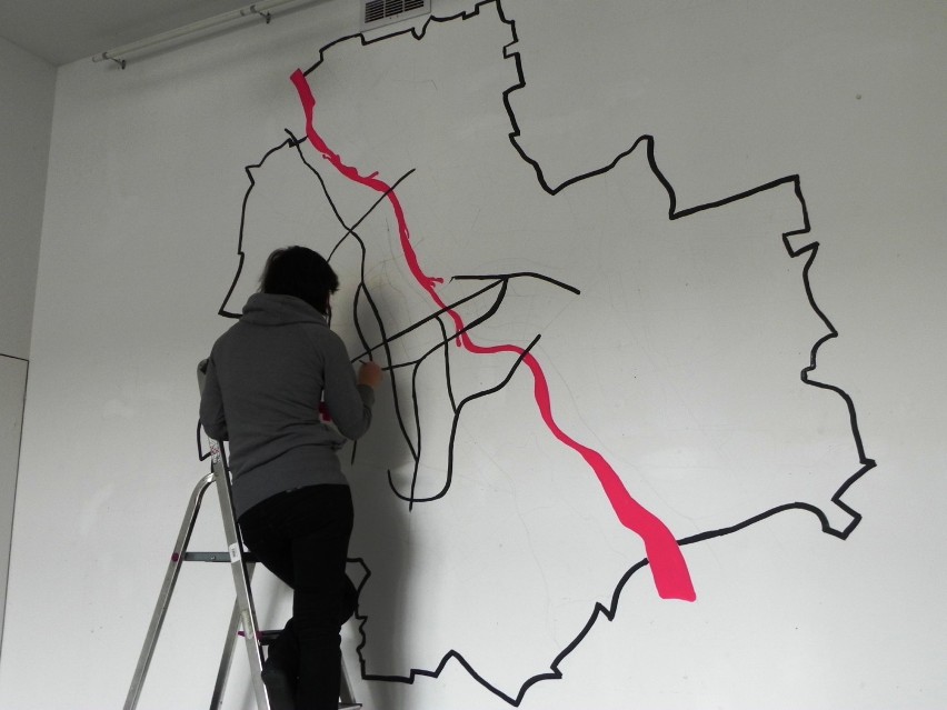 Artystka Ania Barlik maluje na ścianie mapę Warszawy. Przez...