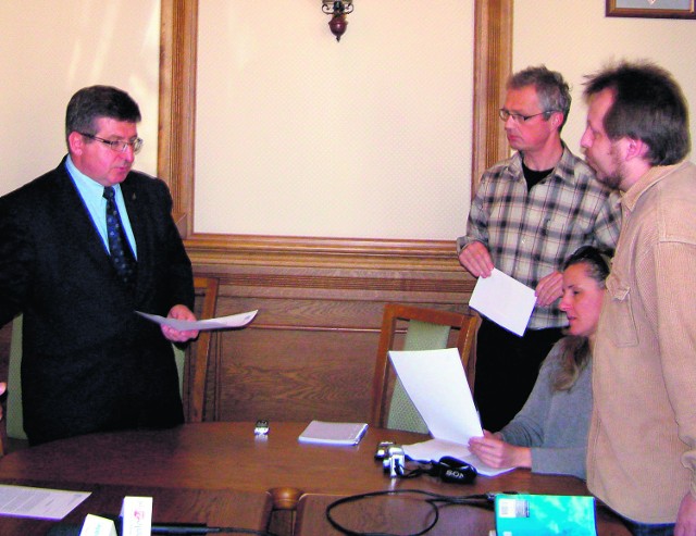 Fryźlewicz (na zdj. po lewej) zgłosił sprawę do prokuratury
