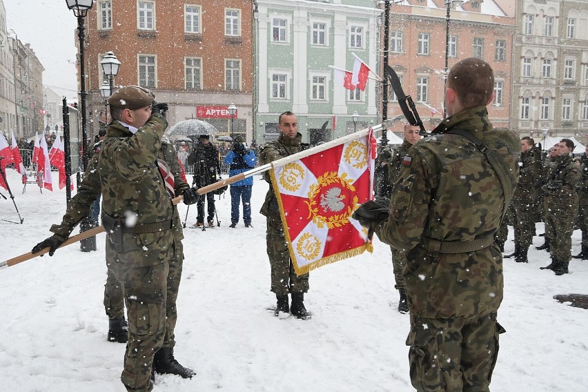 Przysięga żołnierzy Wojsk Obrony Terytorialnej na wałbrzyskim Rynku (ZDJĘCIA)