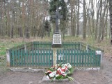 Jarogniewice: uczniowie i samorządowcy pamiętają o ukrytym w lesie miejscu hitlerowskich zbrodni