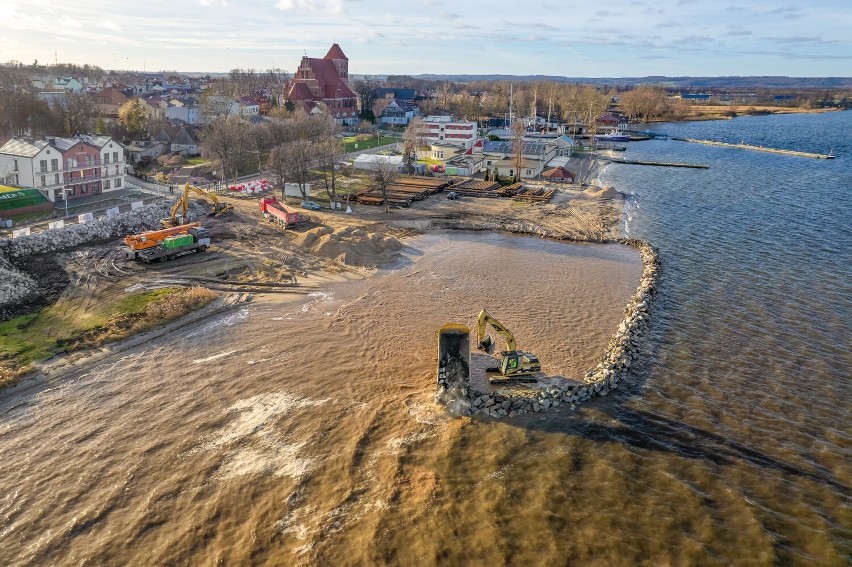 Nowa marina w Pucku. Tak powstaje wielki port na Zatoce Puckiej. Na lądzie gruzowisko, więc maszyny weszły już do Zatoki Puckiej | ZDJĘCIA