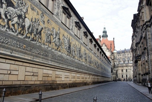 Der Fürstenzug - "Orszak książęcy".  Dzieło sztuki o długości 102 metrów, uważane za największy porcelanowy mural na świecie, przedstawia rodową galerię 34 margrabiów, książąt, elektorów i królów z rodu Wettinów, którzy rządzili Saksonią w latach 1127-1873. Jeśli doliczyć do tego jadącego na końcu orszaku księcia Jerzego, który później był także królem, to w kawalkadzie można zobaczyć w sumie 35 władców Wettynów.