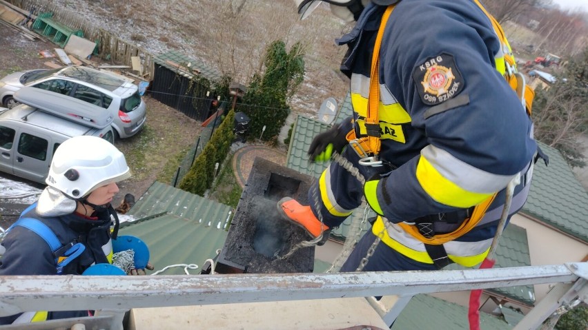 Pożar domu w Szadku. Zapaliło się w kominie ZDJĘCIA