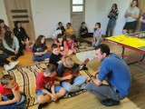 Studenci pomagają dzieciom z rodzin zastępczych w Koninie
