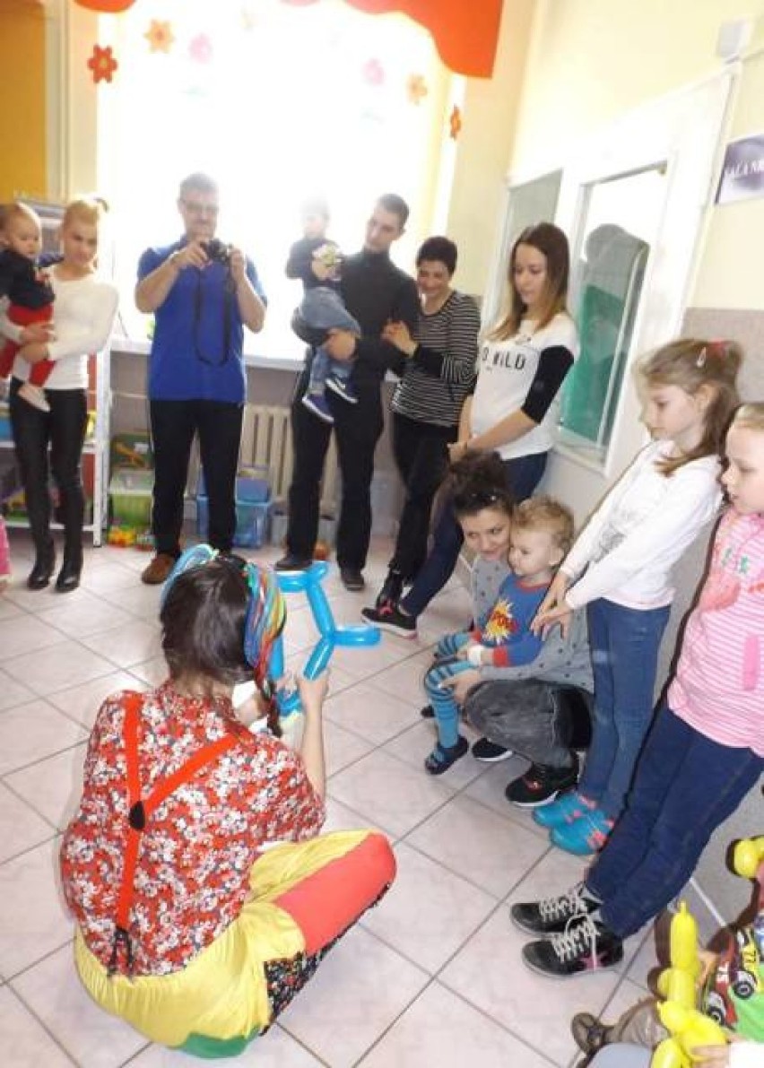 Wolontariusze Fundacji Dr Clown z wizytą w wieruszowskim szpitalu