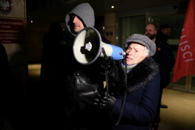 Kilkaset osób zebrało się w sobotę przed Urzędem Wojewódzkim w Poznaniu. Protest jest związany z piątkowymi wydarzeniami w Sejmie.

WIĘCEJ: Protest przed Urzędem Wojewódzkim w Poznaniu