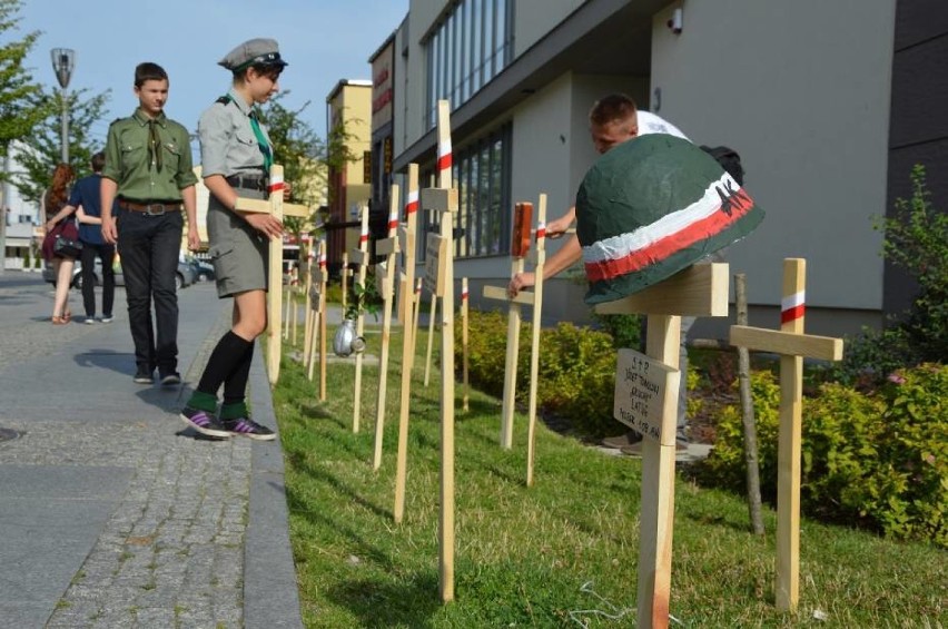 Drewniane krzyże, kwiaty i pokaz filmowy - w Bełchatowie upamiętnią 74. rocznicę wybuchu Powstania Warszawskiego