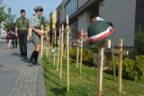 Drewniane krzyże, kwiaty i pokaz filmowy - w Bełchatowie upamiętnią 74. rocznicę wybuchu Powstania Warszawskiego