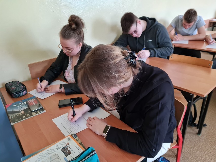 Uczniowie ZSP w Dobryszycach włączyli się w akcję "Żonkile". ZDJĘCIA