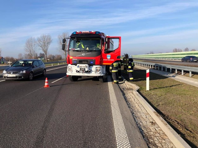 Gmina Nowy Dwór Gdański. Kierowca samochodu, który w ubiegłą sobotę 17 listopada uderzył w barierki na drodze S7 poszukuje świadków zdarzenia. Mężczyzna oferuje nagrodę.