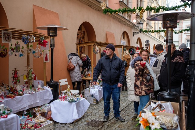 Kiermasz świąteczny Warsztatów Terapii Zajęciowej rozpoczęły się na ulicy Piekarskiej w Tarnowie