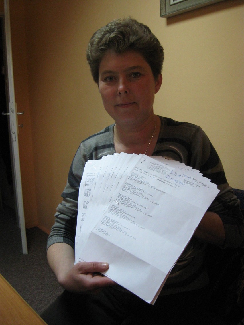 Pracownica kutnowskiej biblioteki pokazuje pisma do KRD