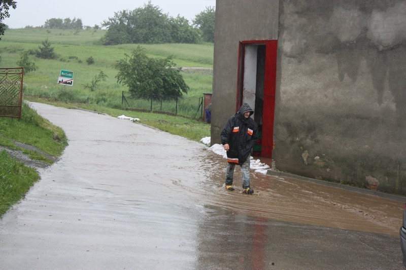 Powódź w Rudnikach. Tak wygląda ulica Strażacka.