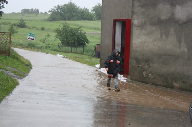 Powódź w Rudnikach. Tak wygląda ulica Strażacka.