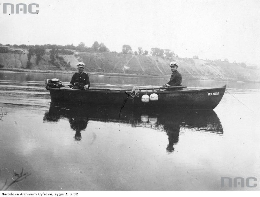 Patrol policji wodnej na Wiśle.

Data: 1925 -...