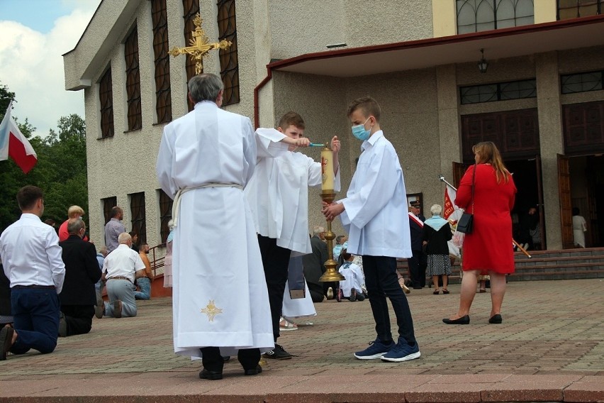 Bardzo dużo wiernych wzięło udział w procesji w święto...