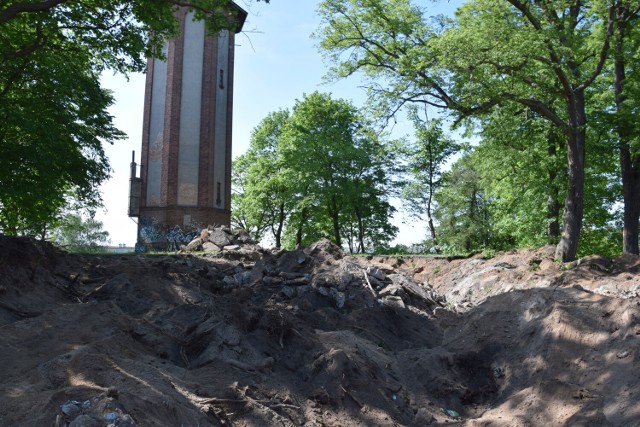 Resztki demontowanego zbiornika u stóp wieży ciśnień w Szczecinku