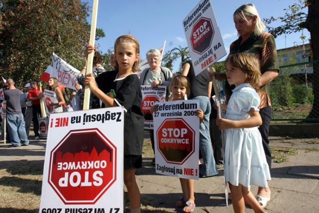 Protesty mieszkańców przeciwko budowie kopalni węgla brunatnego.