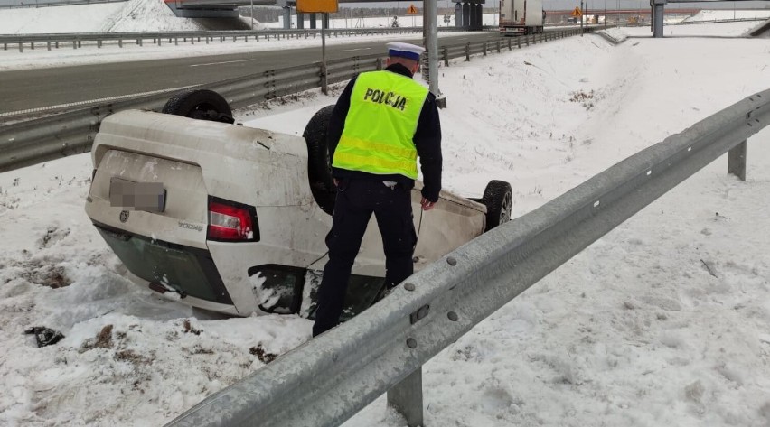 Wypadek na autostradzie A1 w okolicach Kamieńska. Kierująca straciła panowanie nad skodą, auto dachowało