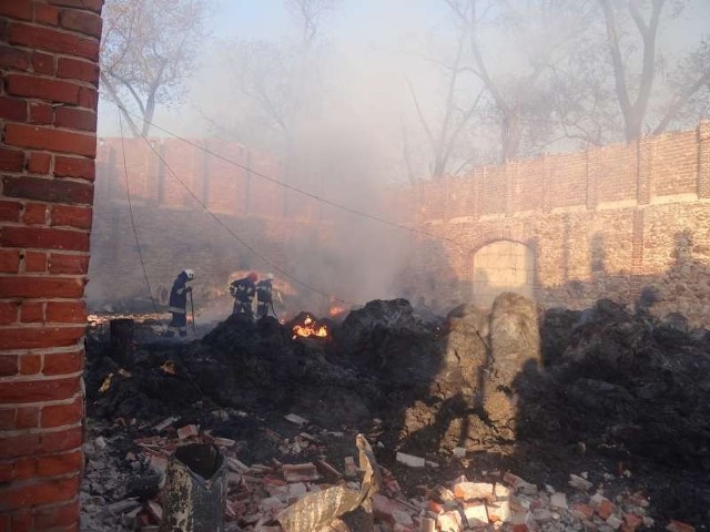Dwa pożary gasili strażacy tej nocy w gminie Dobrzyca. Spalił się stóg słomy w Sośnicy i stara stodoła w Fabianowie, gdzie jeszcze trwa dogaszanie.