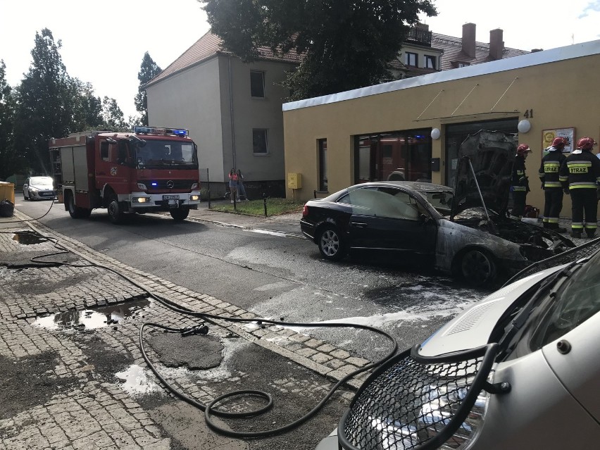 Wrocław. Palił się samochód na Sępolnie. Zobacz zdjęcia