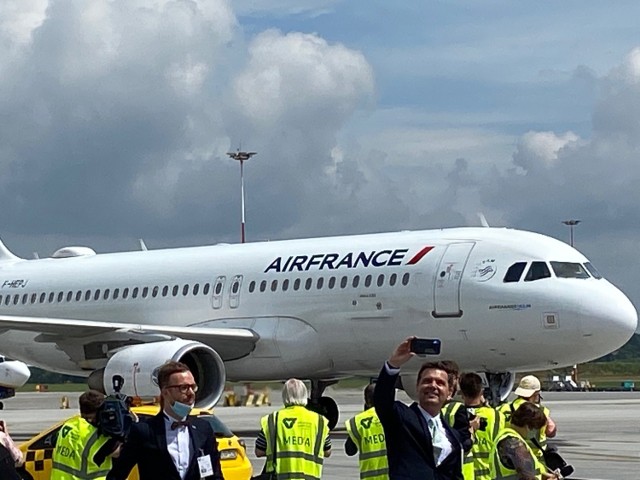 W lipcu, z blisko czteromiesięcznym opóźnieniem spowodowanym przez pandemię, bardzo atrakcyjne połączenie z Krakowa do Paryża uruchomiło Air France. Początkowo narodowy francuski przewoźnik latał kilka razy w tygodniu, teraz już codziennie.