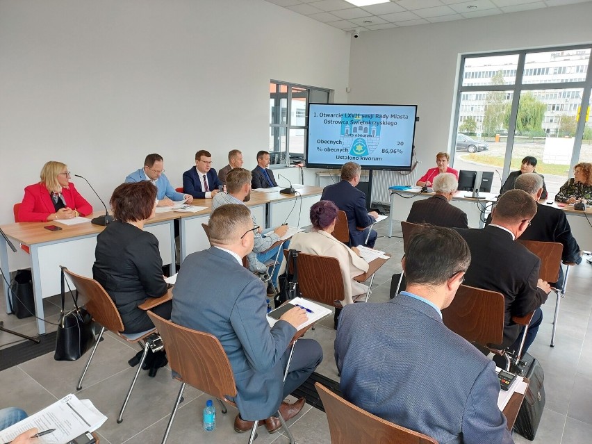 Podczas nadzwyczajnej sesji Rady Miasta w Ostrowcu, przekazano nową bazę Miejskiego Zakładu Komunikacji. Zobaczcie zdjęcia