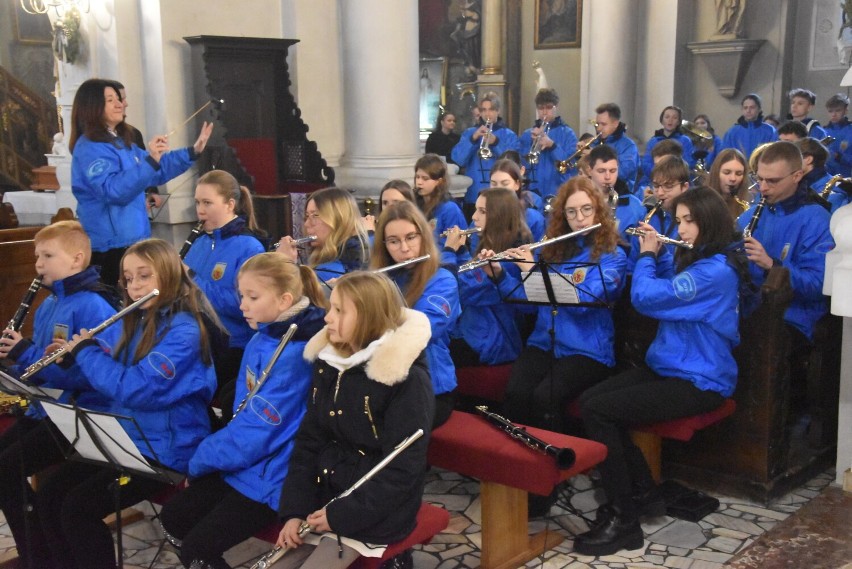 Koncert kolęd w kościele pw. św. Jadwigi Śląskiej w wykonaniu Grodziskiej Orkiestry Dętej 