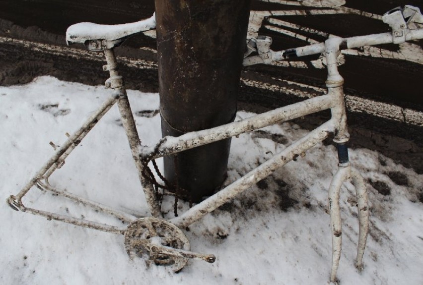 Zniszczony ghost bike przy ul. Legnickiej